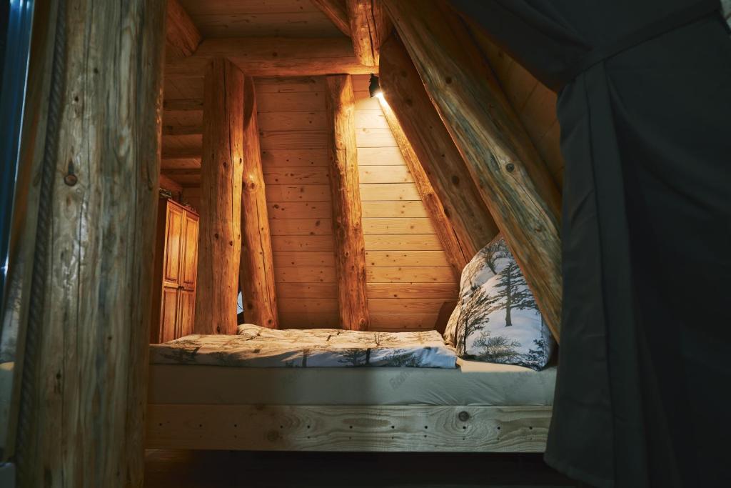 MajereDomček v pieninach .的小木屋内的一张小床,设有窗户