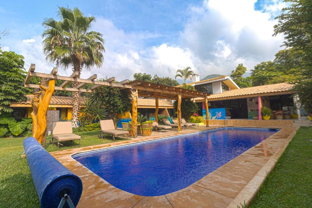 阿吉吉克Hotel Boutique Casa Copal的一座房子的院子内的游泳池