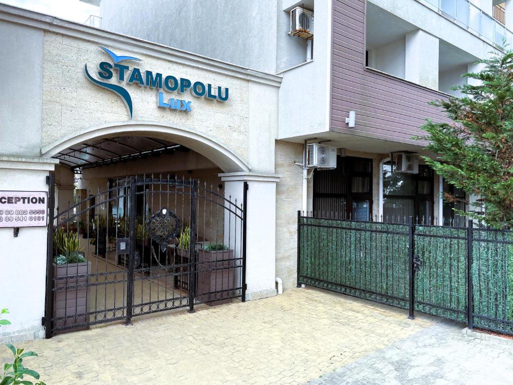 普里莫尔斯科Stamopolu Lux ground floor的大楼前有门的商店