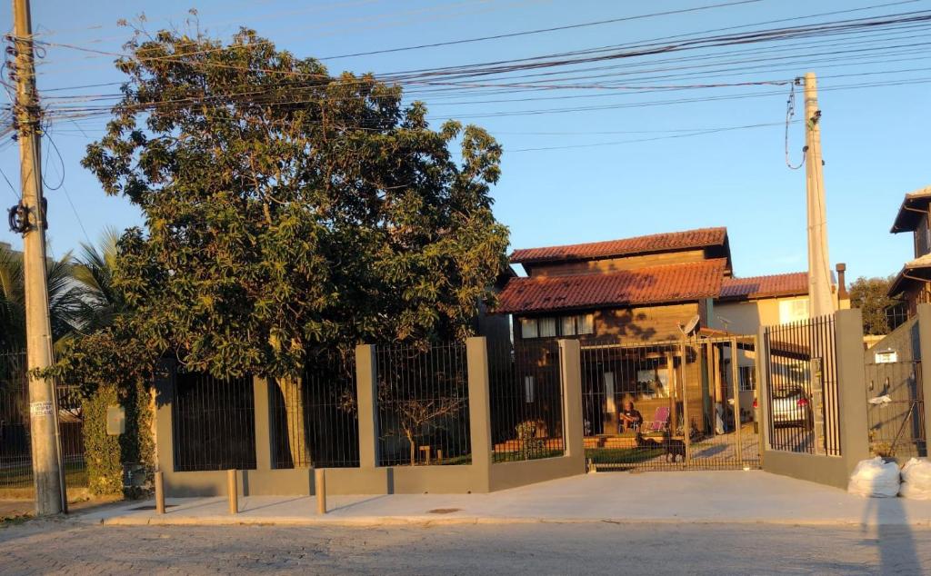 弗洛里亚诺波利斯Quintal Residencial的建筑物前有树的栅栏