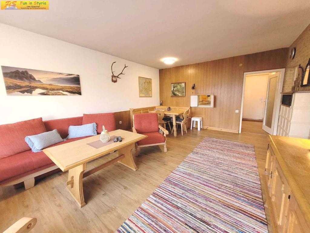 巴德米滕多夫Holiday home in Bad Mitterndorf - Steiermark 41124的客厅配有沙发和桌子