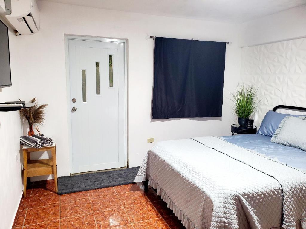 阿瓜达La Familia #的一间卧室设有一张床和一个窗口