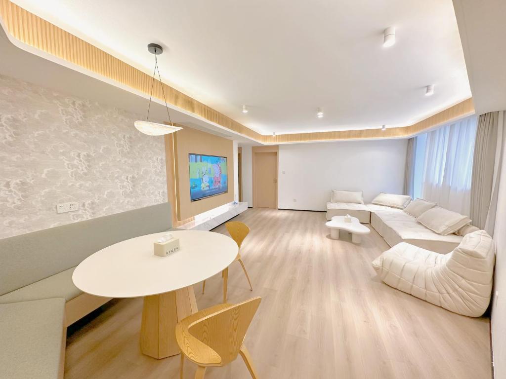 上海ZHome-Modern 3 bedrooms apartment - near NanJing Road的客厅配有桌子和沙发