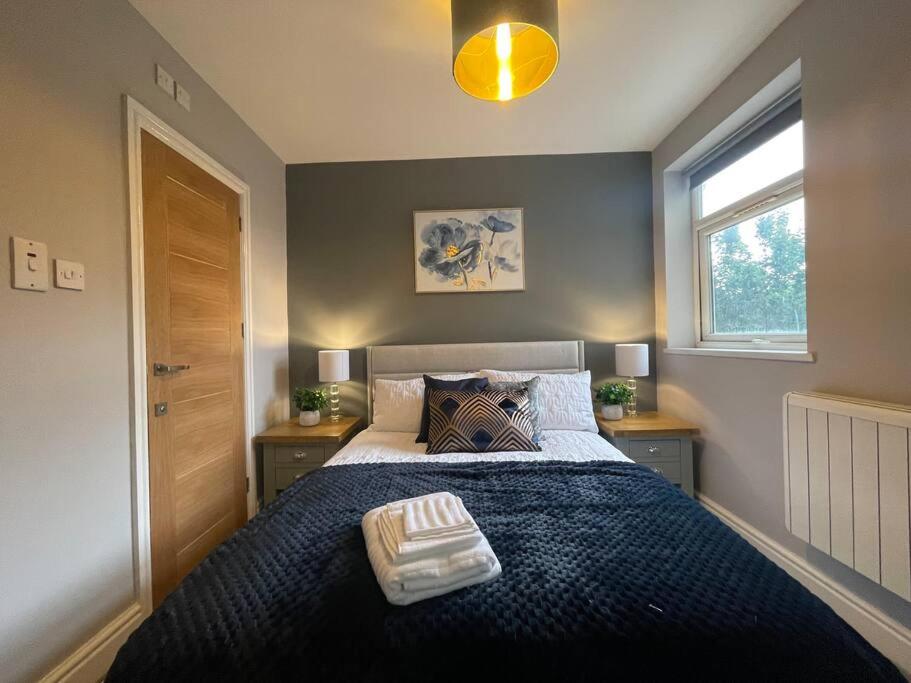 3- Lovely 1 Bed Apartment extra sofa bed-West Midlands的一间卧室设有一张大床和一个窗户。