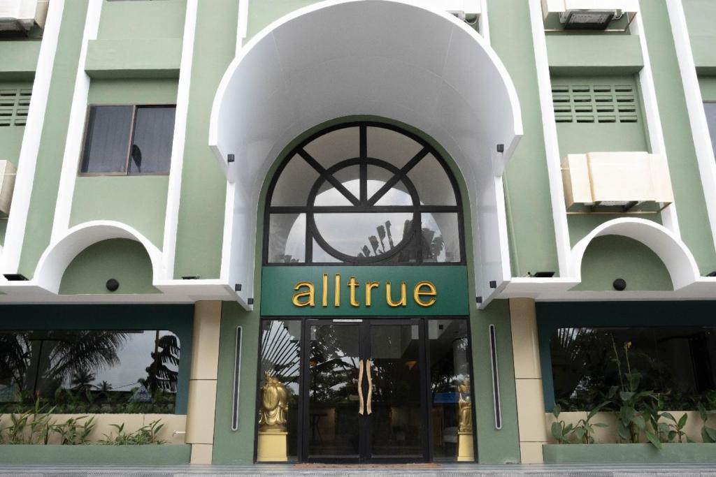 丹戎槟榔Alltrue Hotel Bintan - Tanjungpinang的前方有诱人的标志的建筑