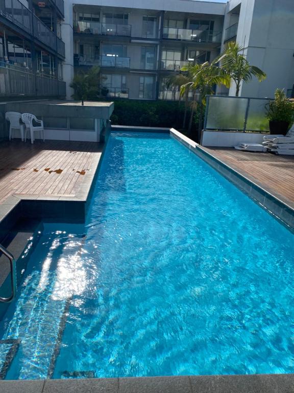 Stylish 2BR 2Bathroom Apartment, Kingsland, Auckland内部或周边的泳池