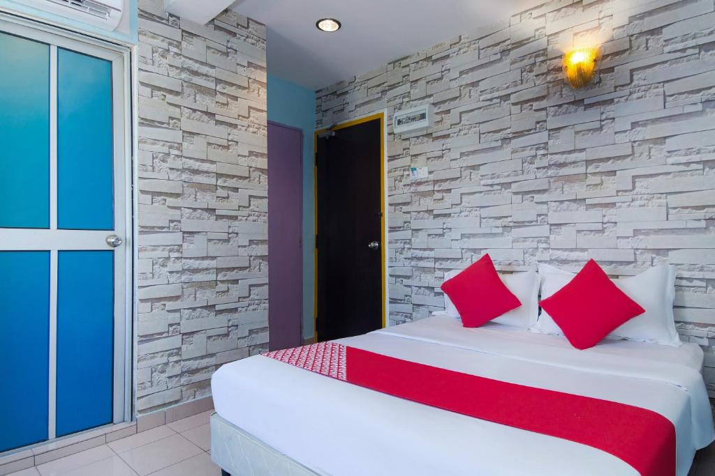 芙蓉Lotus Hotel Seremban Near Palm Mall & KPJ Seremban的一间卧室设有一张床和石墙