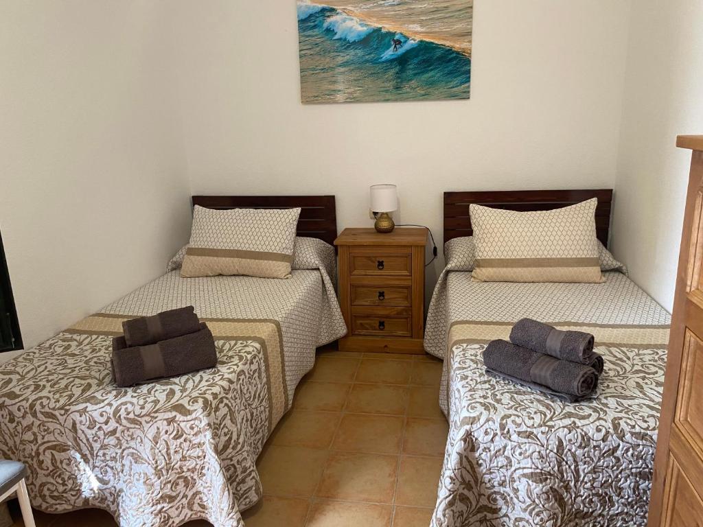 拉奥利瓦Casa Isabel的一间卧室配有两张单人床和一个梳妆台