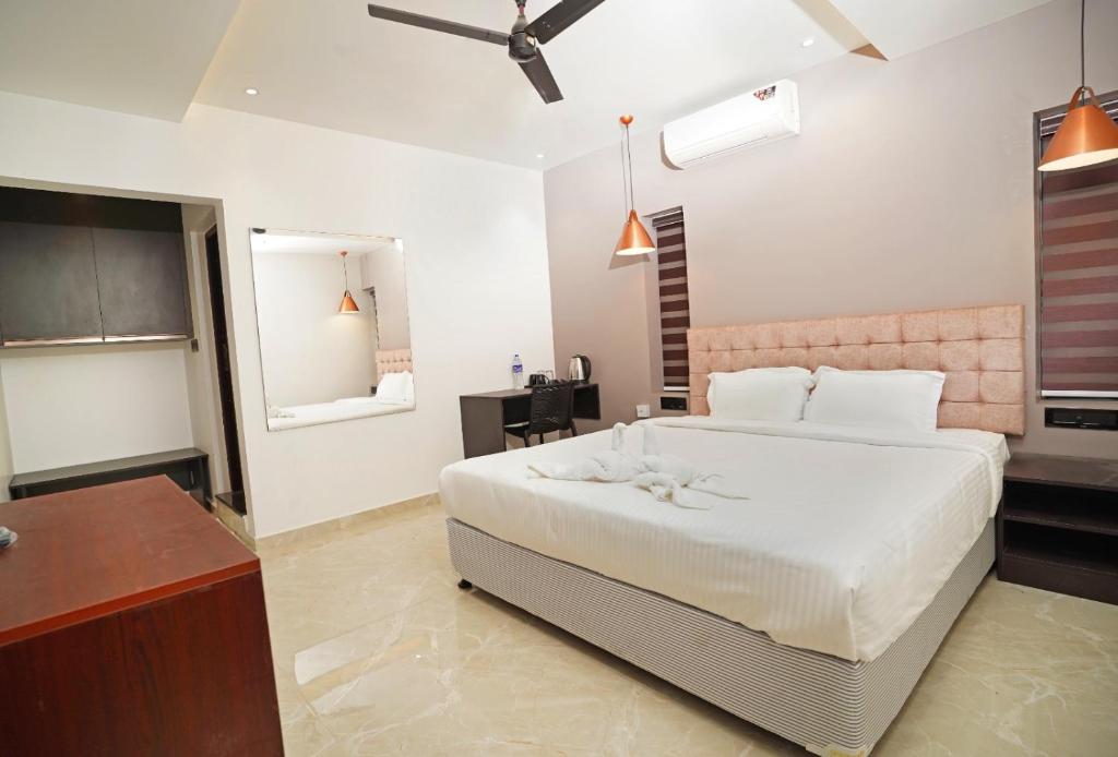 阿鲁法7 The Business Hotel的卧室配有一张白色大床和一张书桌