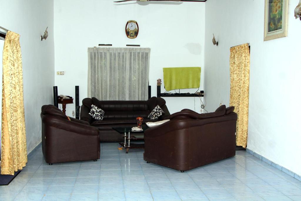 哈巴拉杜瓦Villa Hasi的客厅配有两张真皮沙发和一张沙发