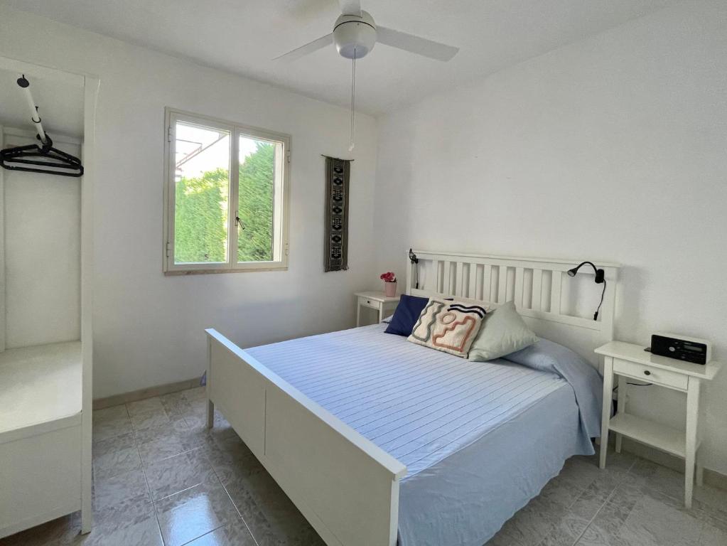 托雷拉皮罗Holiday Home Eurovillage的白色的卧室设有床和窗户