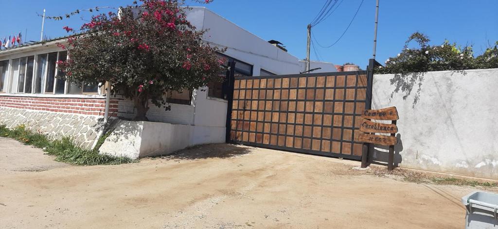 阿尔加罗沃Cabañas Garcia的房屋前有长凳的围栏