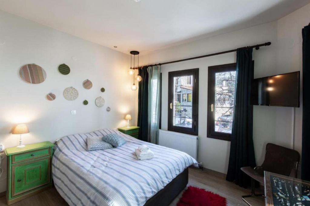 波尔塔里亚Stagiates Guest House at Pelion的一间卧室配有一张带蓝白色毯子的床
