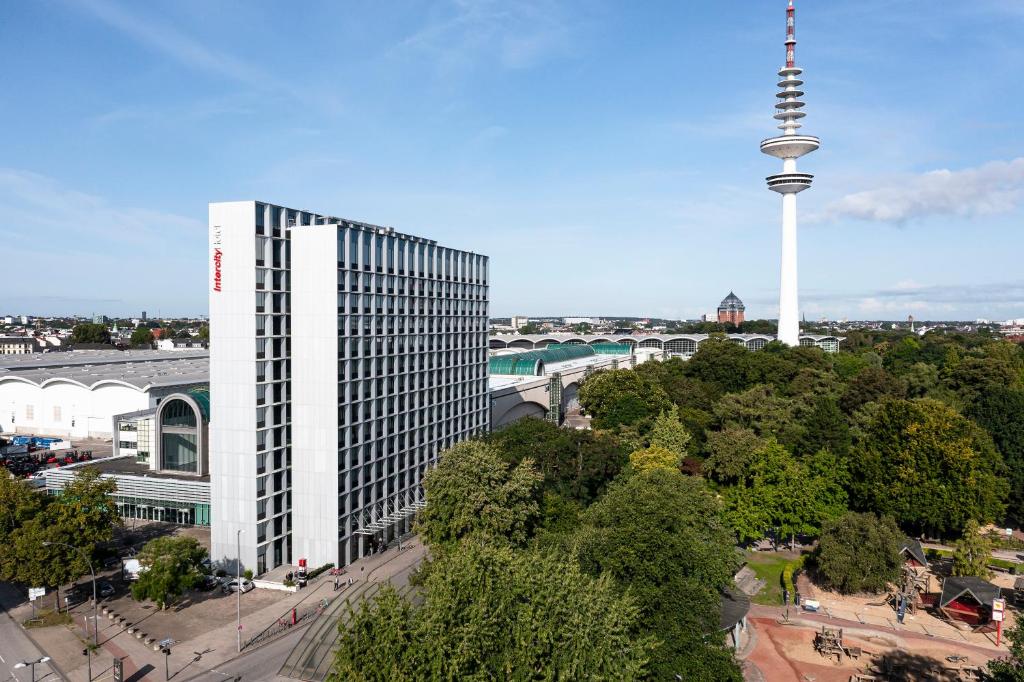 汉堡汉堡戴姆多梅塞会展中心城际酒店的享有高楼塔楼的景色