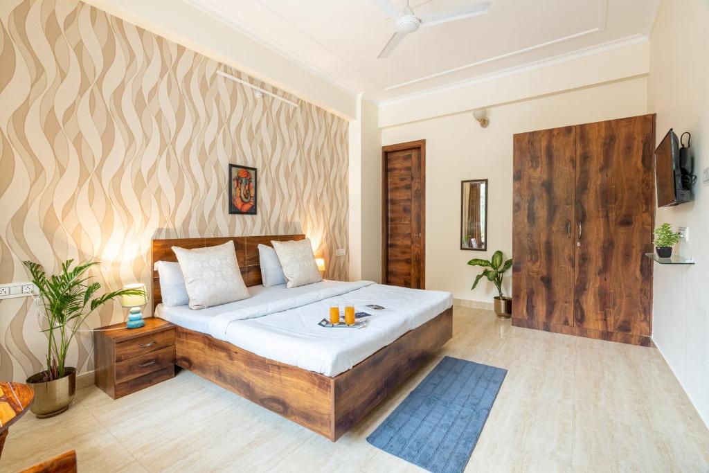 瑞诗凯诗Homlee - Hill View Apartment Luxury的一间卧室配有一张带木制床头板的床