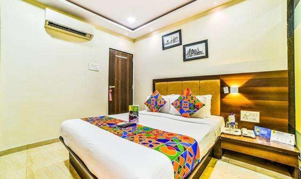 孟买FabHotel Ascot International II的一间卧室,卧室内配有一张大床