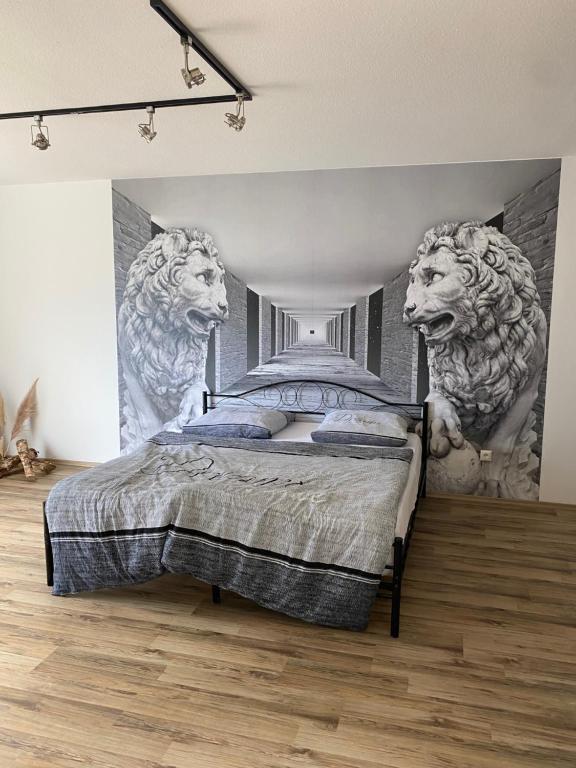魏登Ferienwohnung im Herzen von Weiden的卧室配有一张墙上的狮子床