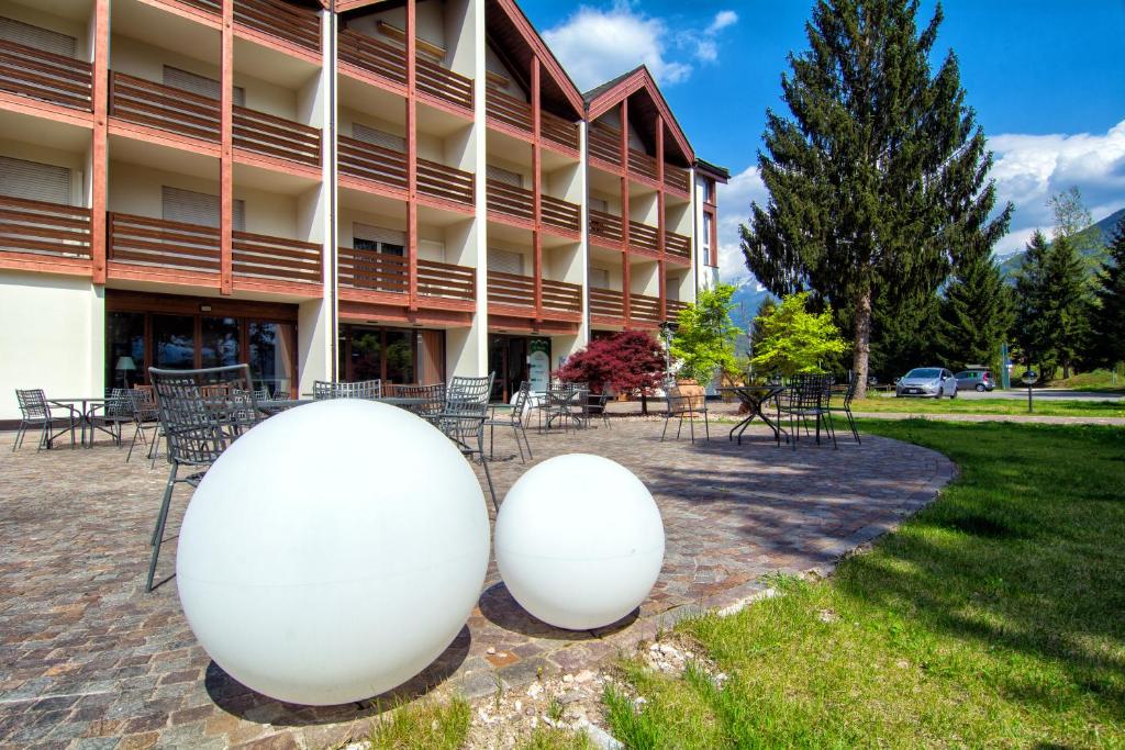 佩尔吉内瓦尔苏加纳阿尔蓬加尼酒店的建筑物前的两颗大白球