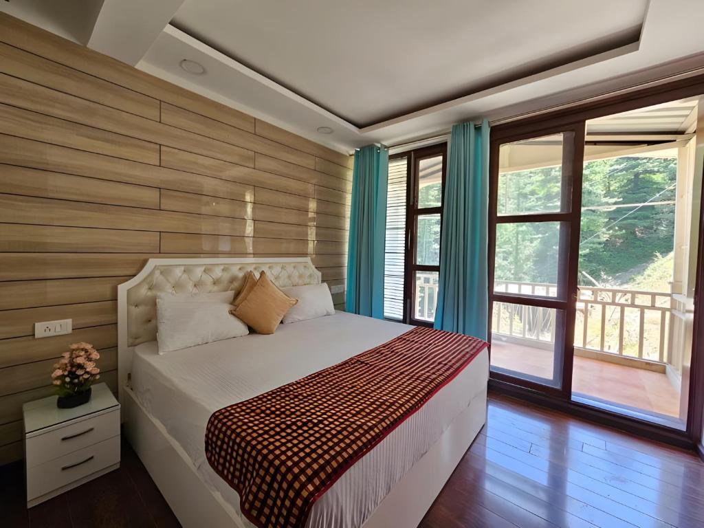 西姆拉Ababil's Nest - Luxuries 1 and 2 BHK Serviced Appartments with Scenic Views的卧室配有木墙和窗户。