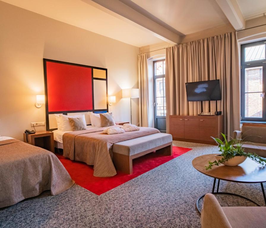考纳斯VICTORIA Hotel Kaunas的酒店客房设有两张床和一台平面电视。