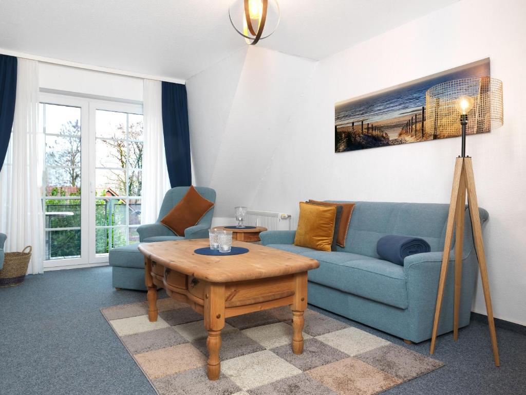 高尔维茨Landhaus am Meer Kleine Krabbe的客厅配有蓝色的沙发和桌子