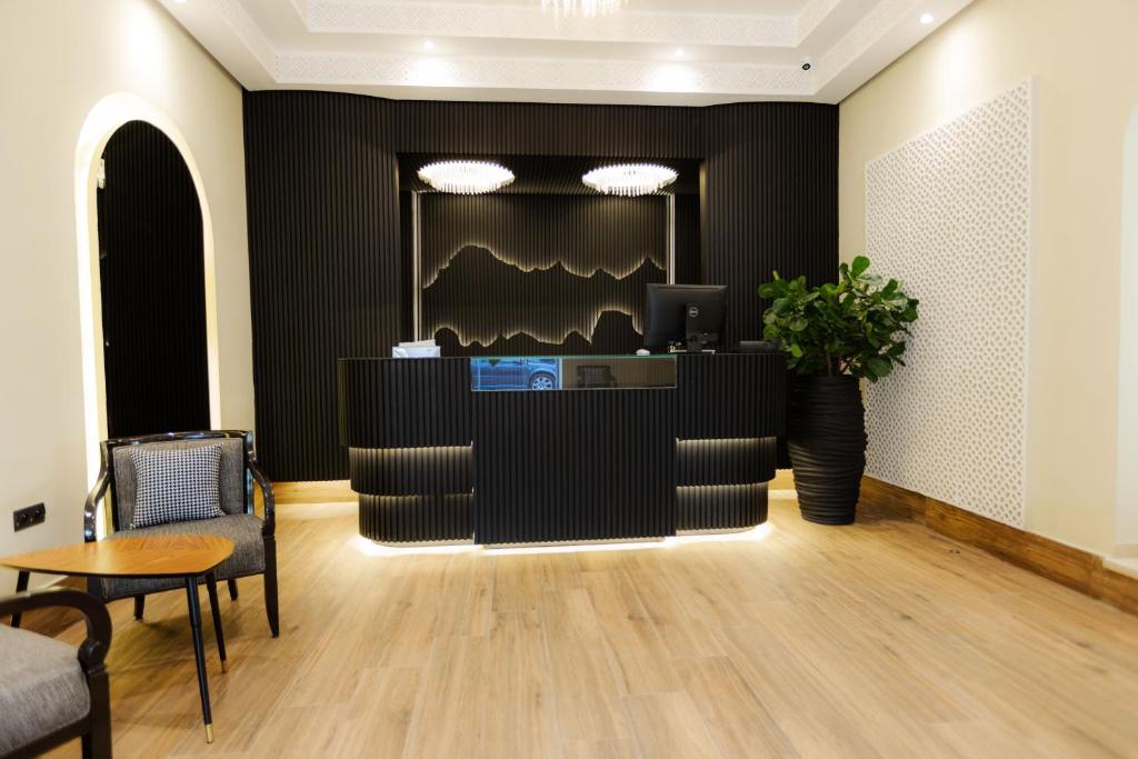 卡萨布兰卡Ennesma Hotel的一间办公室,设有黑色的墙壁和一张书桌