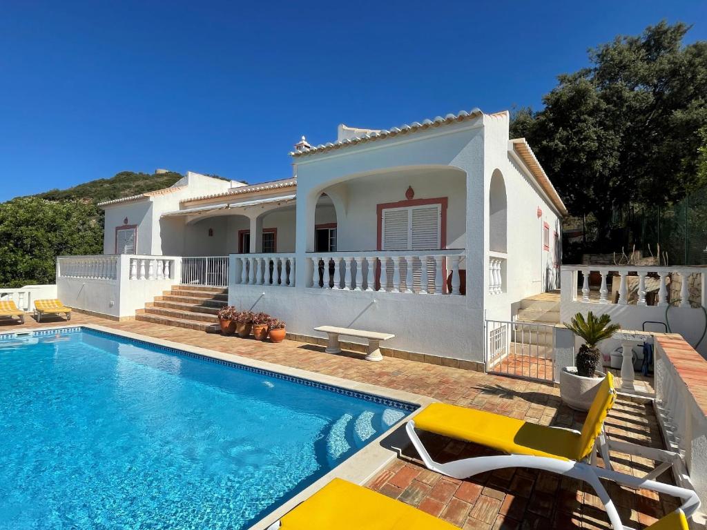 圣巴巴拉-迪内希Cabana do Monte的别墅 - 带游泳池和黄色椅子