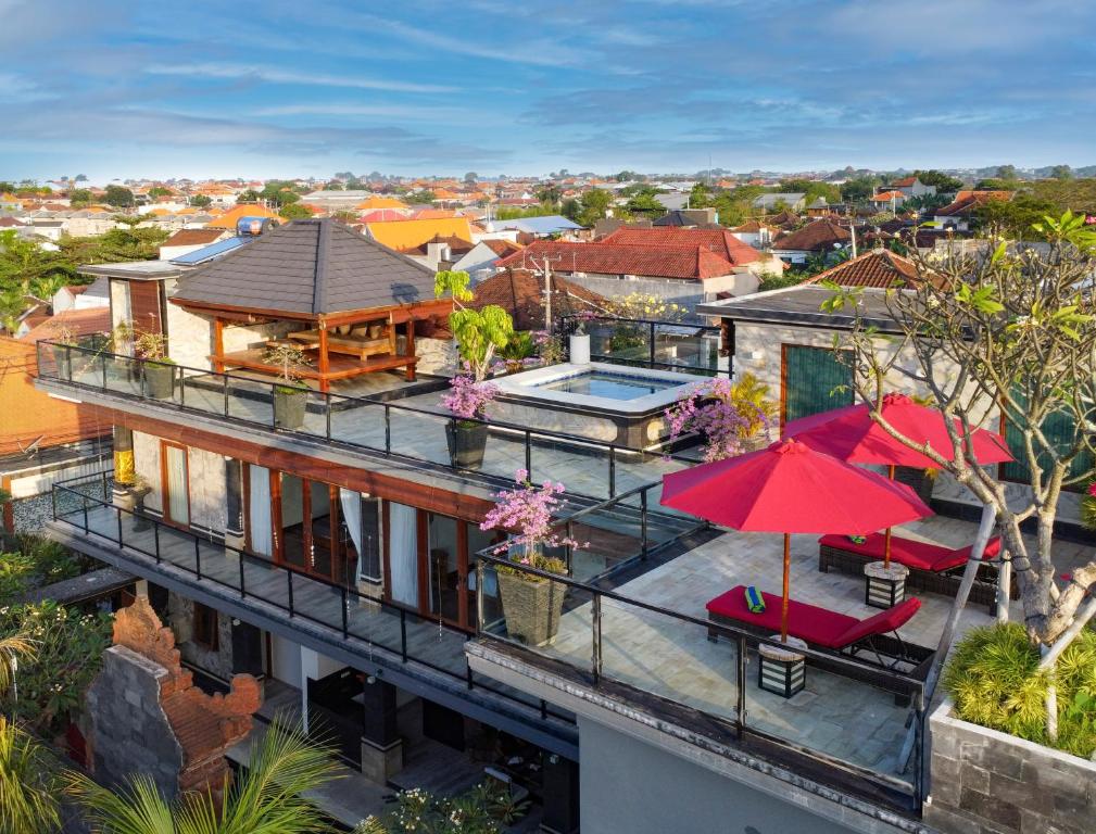 坎古Winy Estate - Luxury Villa with Rooftop Jacuzzi的享有带红伞的建筑的空中景致
