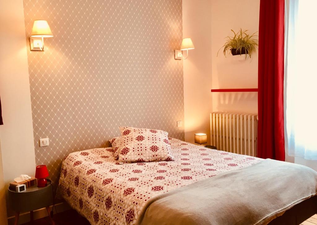 诺让莱罗特鲁Chambres d'hôtes Le 42的一间卧室配有一张带枕头的床