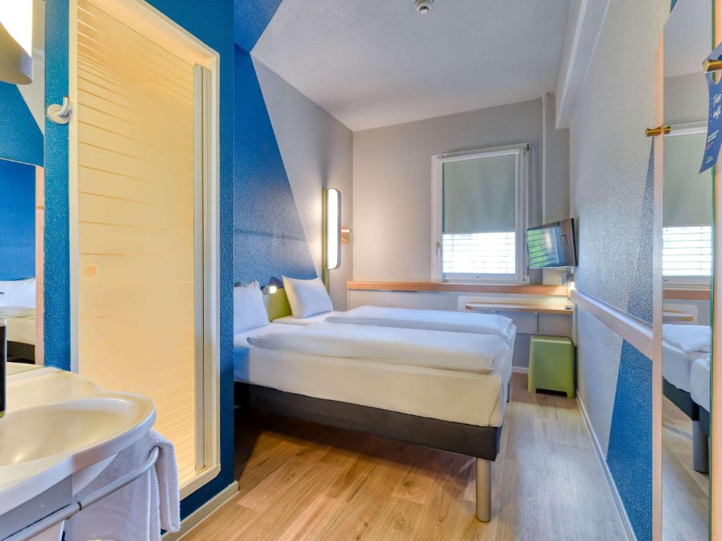 卢塞恩卢塞恩城宜必思快捷酒店的酒店客房设有床和水槽
