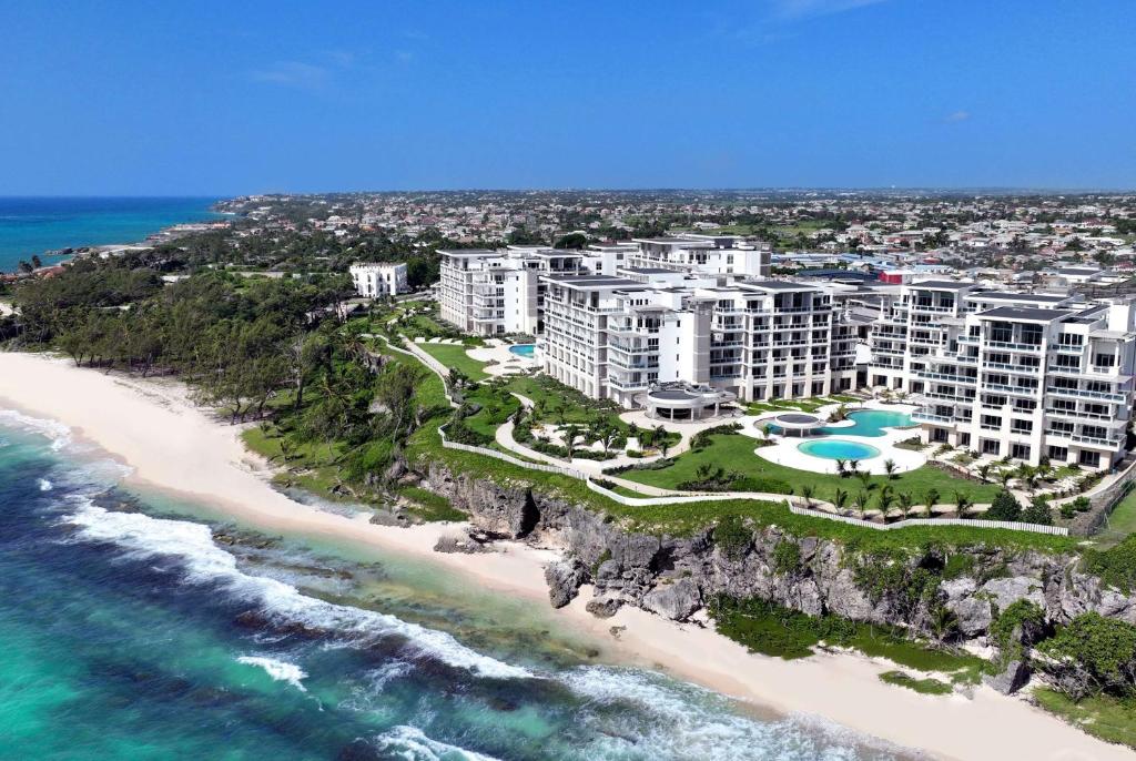 圣菲利普Wyndham Grand Barbados Sam Lords Castle All Inclusive Resort的海滩上的度假村的空中景致