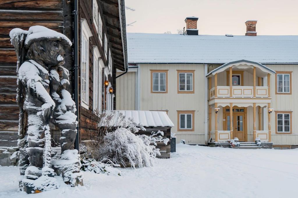 韦姆达伦Gästis Vemdalen的建筑物旁雪中熊的雕像