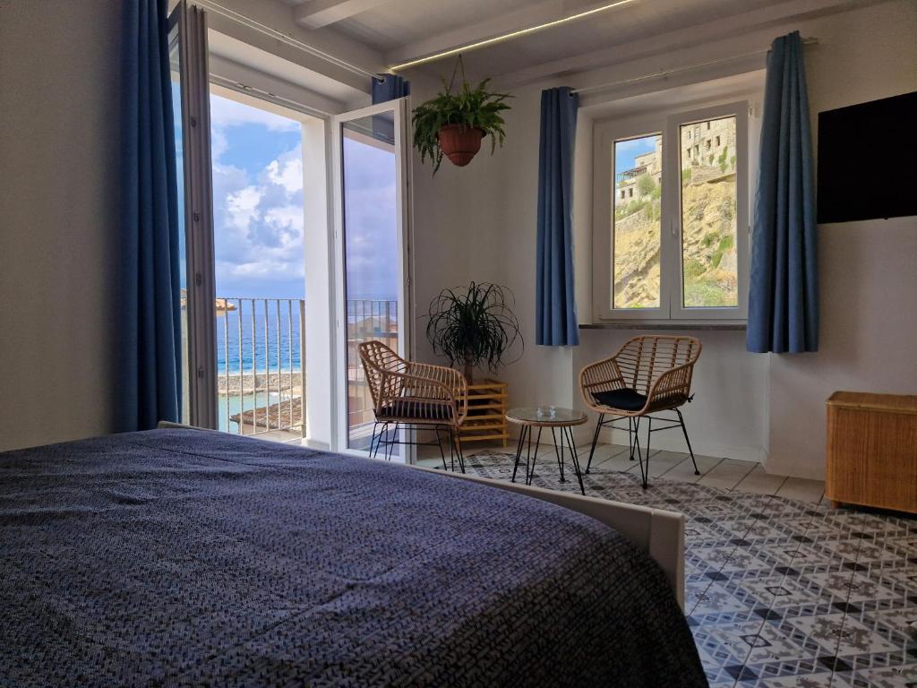 皮佐Casa Vacanze Penelope的一间卧室配有一张床,享有海景