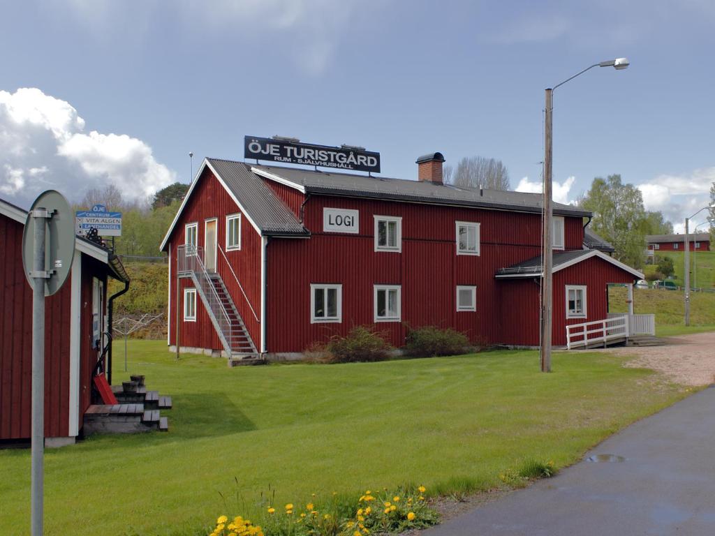 Östra ÖjeÖje Vandrarhem & Turistgård的红谷仓,上面有标志