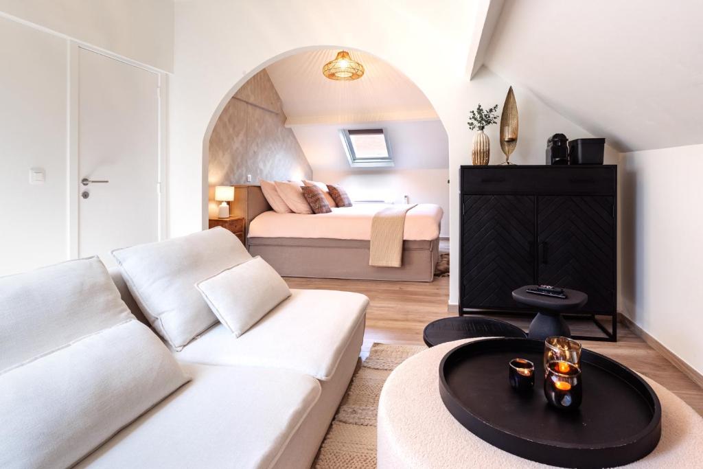 ZoutleeuwB&B Maison La Belle的客厅配有白色的沙发和床。