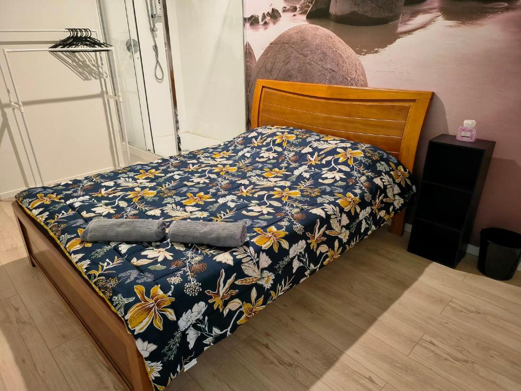 奥克兰Sky World Cozy Home的一间卧室配有一张蓝色和黄色的床罩