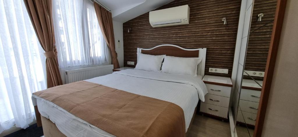 伊斯坦布尔塔克辛公寓的一间卧室设有一张大床和木墙