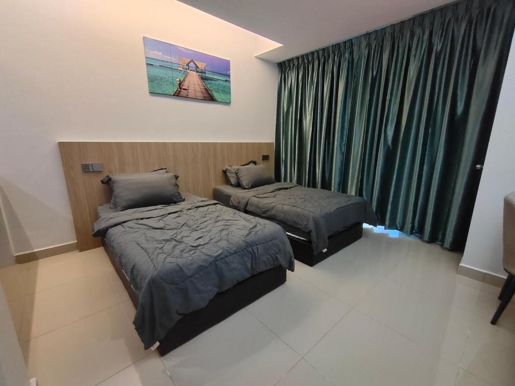 话毛生Hanan Studio Apartment with Pool, Wifi & Netflix的一间卧室设有两张床,窗户设有绿色窗帘