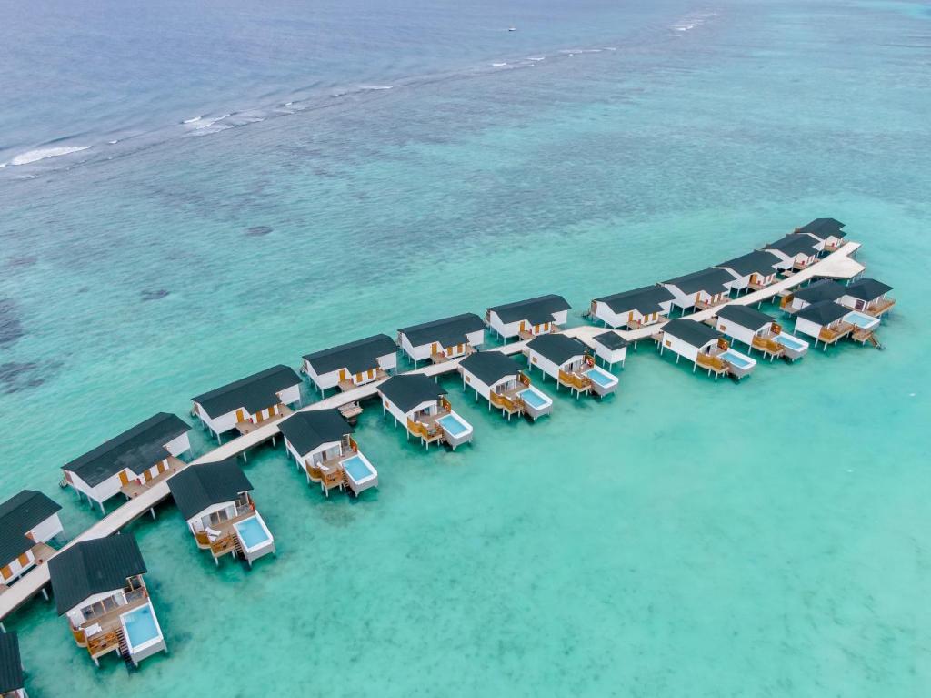 马累Joy Island Maldives All Inclusive Resort的一组水面表的上方视图