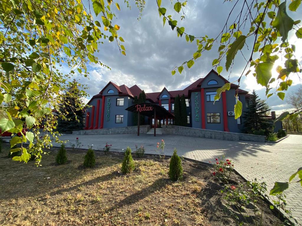 PavlohradГРК РЕЛАКС的公园里一座有五彩房子的建筑