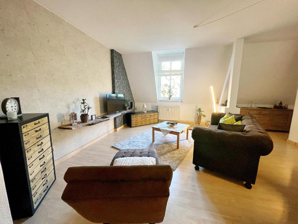 爱尔福特Atelierwohnung mit Parkblick的客厅配有两张沙发和一张桌子
