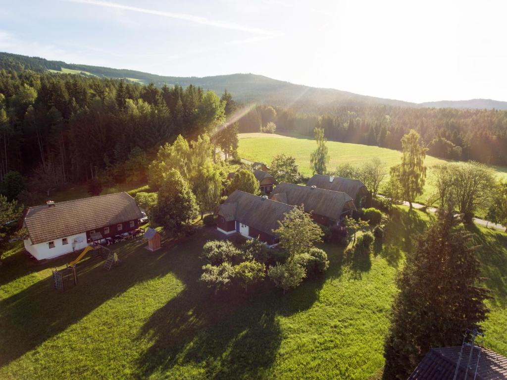 Miesenbach费力恩豪斯尔宝格尔酒店的享有拥有房屋和树木的农场的空中景致