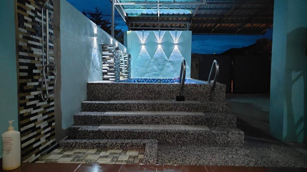 KeterehMunadibStay Private Pool的通往游泳池的楼梯