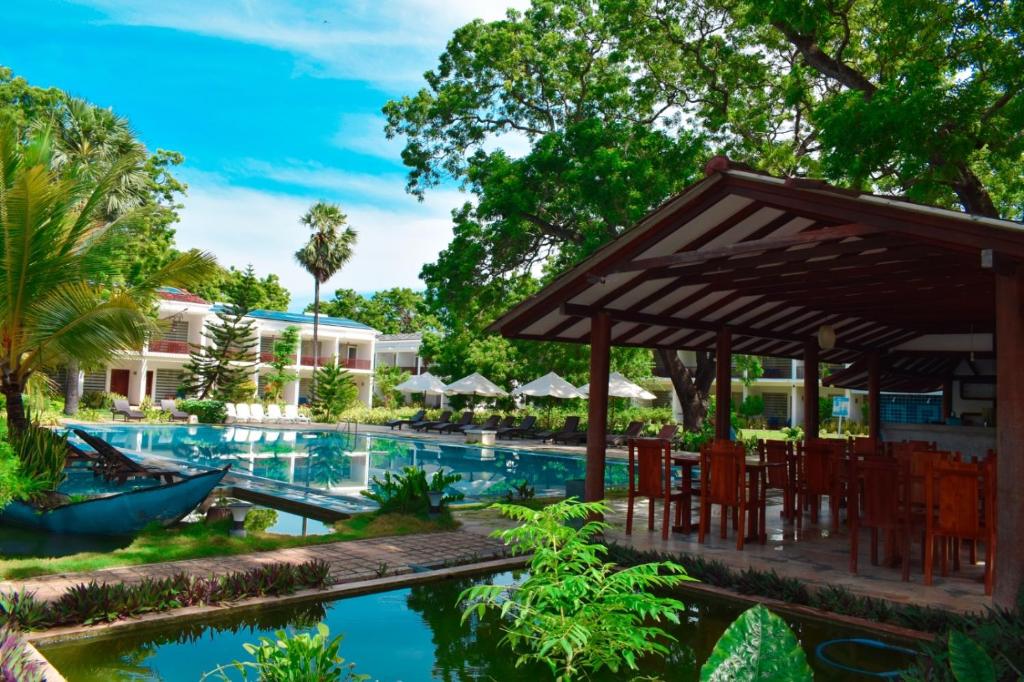 亭可马里Anantamaa Hotel的度假酒店的游泳池