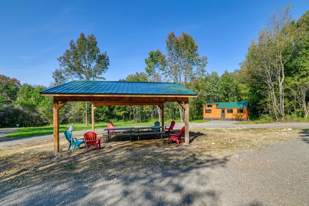 FranklinCatskills Tiny Home Cabin Surrounded by Nature!的凉亭配有椅子和野餐桌