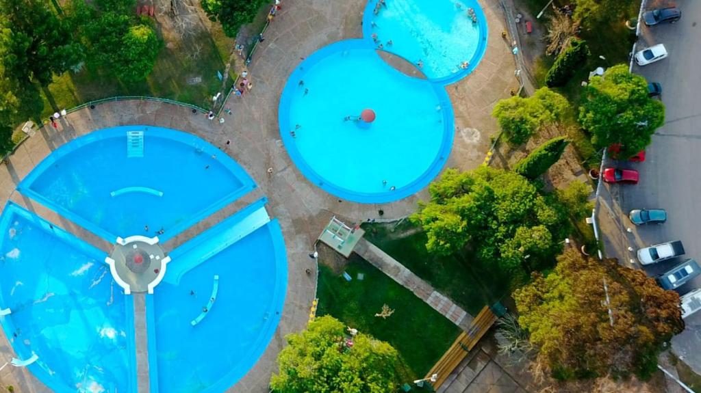 泰马斯德瓜维尤Cabañas Tacuabe的公园内两个游泳池的顶部景色