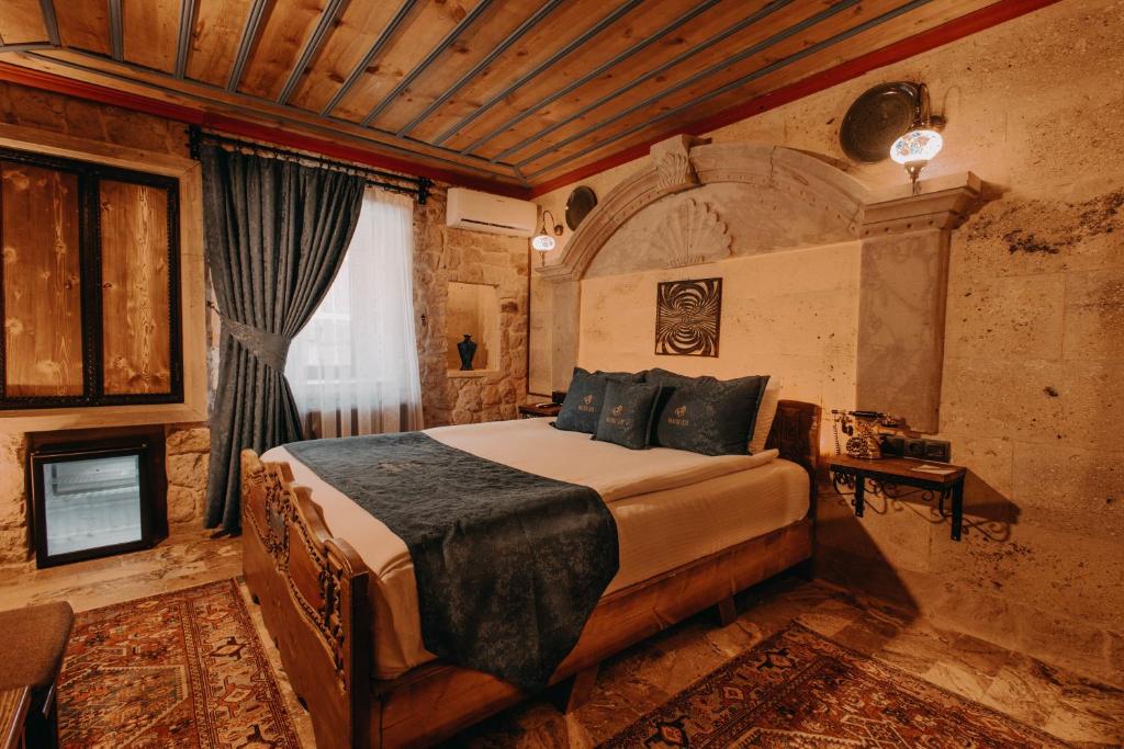ÇadırAkritis suit Cappadocia的一间卧室,卧室内配有一张大床