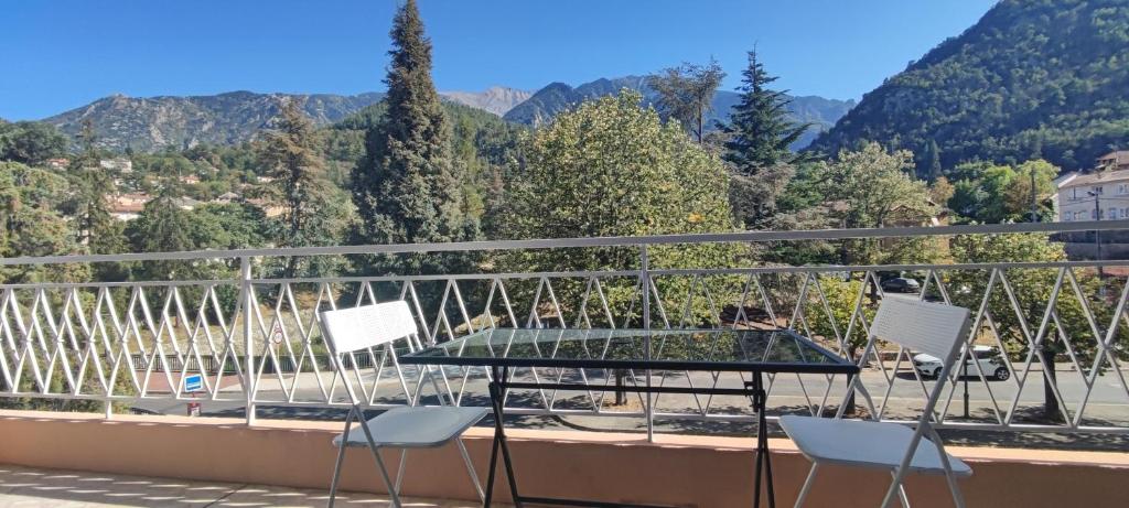 韦尔内莱班Refuge Arago的山景阳台上配有一张桌子和两把椅子