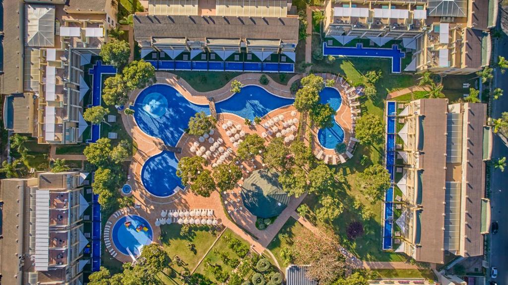坎皮卡福特马略卡岛萨菲罗Spa公寓的享有带游泳池的度假村的空中景致
