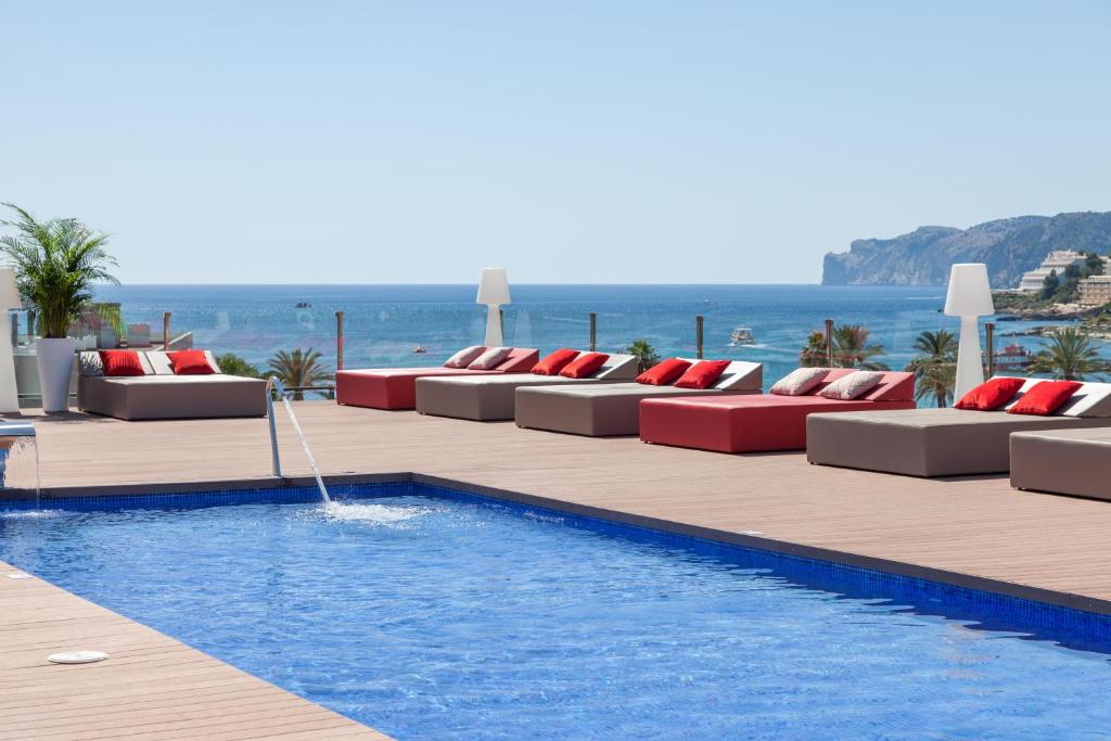 圣蓬萨扎菲洛洁美旅馆的带沙发的游泳池和游泳池